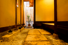 【蘇芳（すおう）】ロビーから小道を少し渡った先が蘇芳の玄関