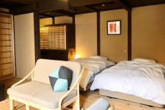 【蘇芳（すおう）】苔玉が並んだ坪庭のあるお部屋（1階）