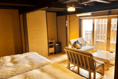 【蘇芳（すおう）】苔玉が並んだ坪庭のあるお部屋（1階）