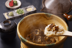 【穴子釜めし】秘伝の甘辛ダレで穴子を一度焼き上げ旨味を閉じ込めました