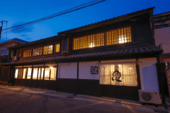 加里屋旅館　外観（夜）