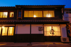 加里屋旅館　外観（夜）