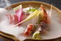 季節の会席料理　造り(一例)
新鮮なお造りをこだわりのお醤油でお楽しみくださいませ