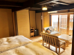 蘇芳(すおう)窓の外には可愛らしい苔玉が並びます