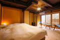 【蘇芳（すおう）】苔玉が並んだ坪庭のあるお部屋（1階）