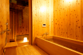 【蘇芳（すおう）】お部屋には檜の湯船を設えております。