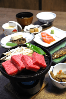 宿泊者専用食堂「どんぐり」での夕食一例