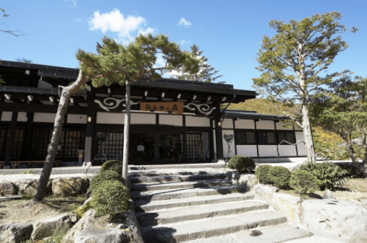 ひらゆの森玄関入り口