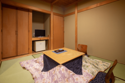 お茶の間にはテレビ、湯沸かしポットがございます。
客室のタイプにより「掘りごたつ」もお選び頂けます。お問い合わせ下さいませ。
掘りごたつ付きのお部屋は眺めも良く、大変人気でございます。ただし階段をご利用頂きますので、足の悪い方などはおすすめ致しません。
お風呂やお食事処により近いお部屋をご希望の方は、お問い合わせの上ご予約下さいませ。