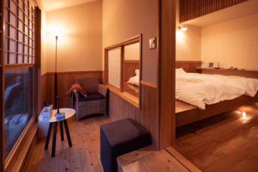 浴室付き「こまくさ」のリビング。
コンパクトにまとめられた各スペース。
それぞれの過ごし方をされる場合に、お互いが邪魔をしない空間を心がけて作られたお部屋ですので、寝室にテレビを置かないようにしております。
お気に入りの場所で思い思いに過ごすも、ゆっくりと同じ空間を共有するも自分流にアレンジできます。