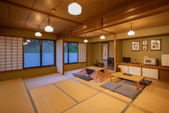 当館唯一の20畳。10畳＋10畳で襖を閉めることもできます。
4名様以上でのご利用がおすすめ。
ファミリーやグループ向けのお部屋です。