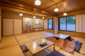 ファミリーに人気の「紅葉」。
二世代でのご旅行に最適です。
グループなどでお部屋を分けたい場合は、お隣の「萩」（2〜3名）、さらに「藤」（2〜3名）も合わせてご利用いただけます。1グループ10名程度でしたら、こちらがおすすめです。