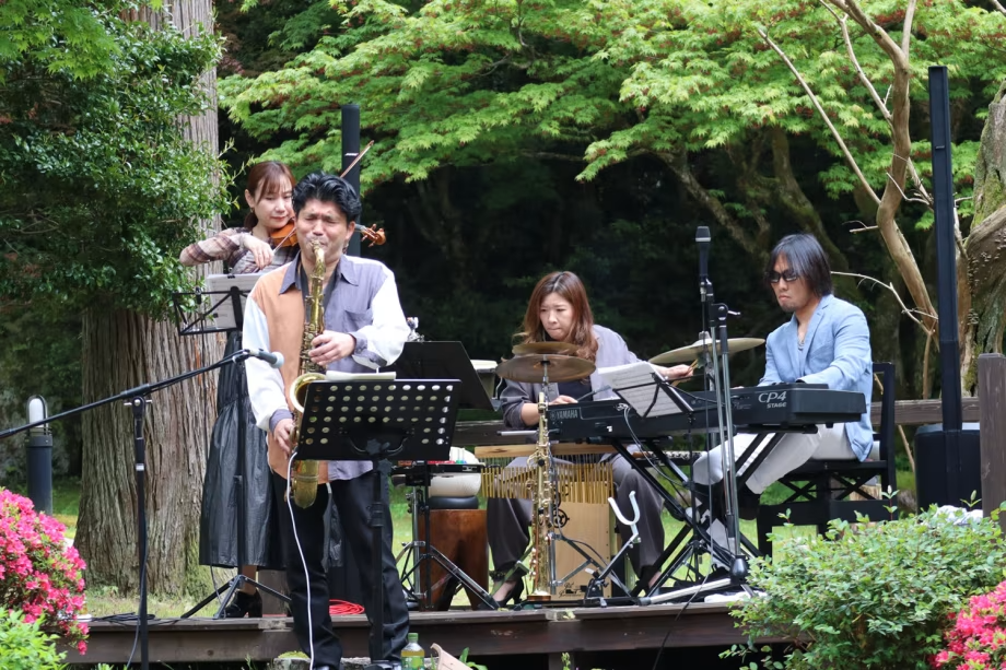 【庭園ジャズライブ 2025・日帰り】ジャズの生演奏と温泉を堪能♪日帰りプラン