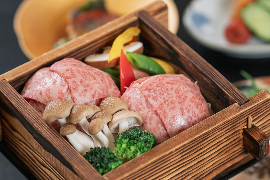 A5ランクのにいがた和牛をラジウム源泉で蒸し、胡麻酢でさっぱりと