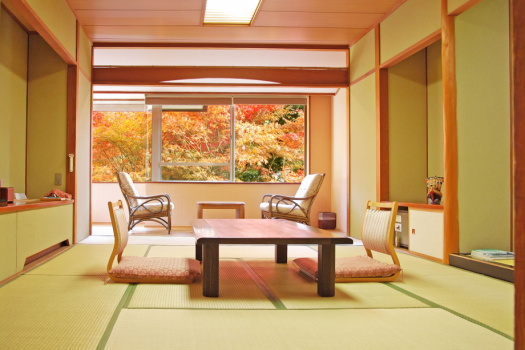 【本館客室】全てのお部屋から紅葉を眺められます。