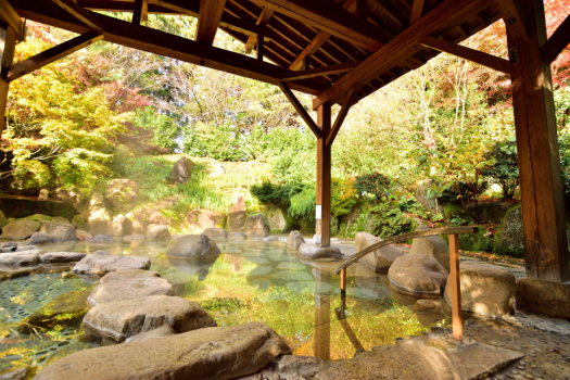 【露天風呂】県内最大級の大露天風呂で色付く秋の自然を堪能