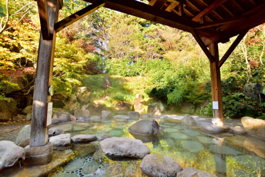 【露天風呂】県内最大級の大露天風呂で色付く秋の自然を堪能