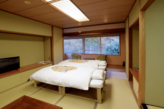 桐の移動式ベッドをお部屋にご用意しております。