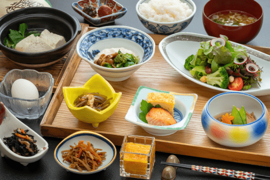 【ご朝食】地産地消にこだわった優しい味付けの「山里いなか飯」でお目覚めくださいませ。