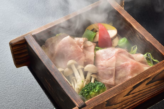 越後もちぶたはラジウム源泉で蒸しあげ旨味を引き出します