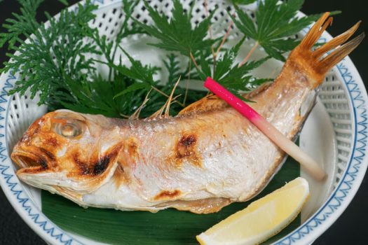 旨味が凝縮された「甘鯛のこも塩焼き」をご賞味ください