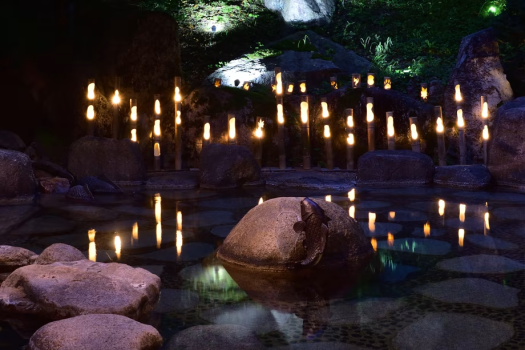 ご好評につき夜の露天風呂竹灯りを9月も実施。8月よりも量を倍にいたします。