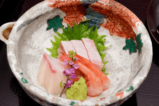 お造里は日本海で採れた旬の寒鰤と赤く宝石のように輝く南蛮えびをお楽しみください