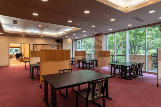 庭園が見えるお食事会場をご用意しております