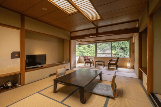 【本館客室】本館客室は12畳の純和室。お部屋からは四千坪の大庭園が眺められます。