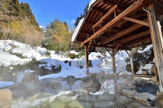 【冬の露天風呂】キラキラ輝く雪の中で非日常を味わおう！