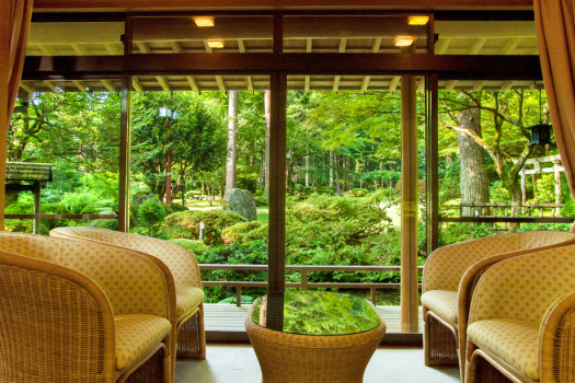 【五頭緑水庵】お部屋からは庭園を眺めることができます。