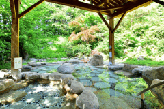 緑の中、開放感溢れる露天風呂入浴を