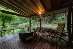 【五頭緑水庵露天風呂】陶器製専用客室露天風呂