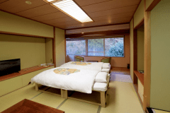 桐の移動式ベッドをお部屋にご用意しております。