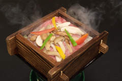 にいがた和牛と一緒に旬の茸をふんだんに使用し蒸し上げたラジウム源泉蒸しです