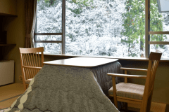 【本館客室】コタツで温まりながら冬景色をお楽しみください