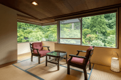 【本館客室】窓からは四季折々の風情豊かな四千坪の大庭園が眺められます。