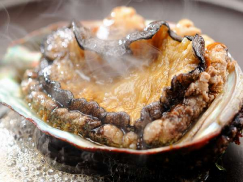 【鮑の踊焼き】三陸産鮑を使用した蒸し鮑の踊り焼きは、バターの濃厚さと磯の香りが口の中でひろがります