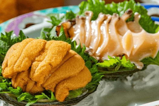 目の前で採れた三陸の雲丹とあわびのお刺身の食べ比べ