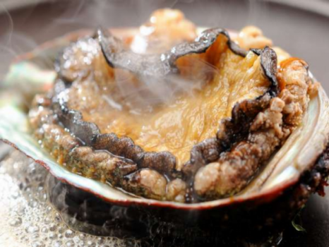 【鮑の踊焼き】三陸産鮑を使用した蒸し鮑の踊り焼きは、バターの濃厚さと磯の香りが口の中でひろがります