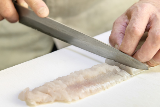 *【料理イメージ】料理人による鱧の骨切り
