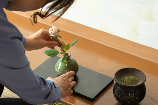 *【スタッフ】一部屋ずつ、薔薇の一輪挿しを毎日生けております