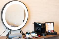 *【部屋】バストイレ付洋室ツインの女優鏡とティーセット