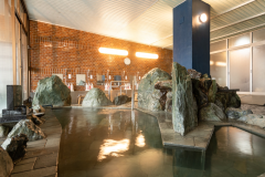 *【館内】男女入れ替え制の内湯・岩風呂となります。