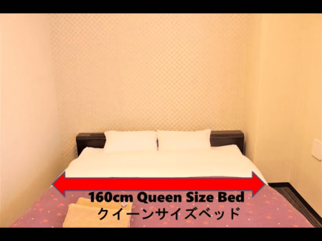 The bed is a queen-size bed, 160 cm wide.