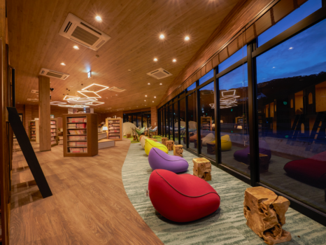 海を眺めながら一日中ゆったり寛げる「BOOK＆岩盤TERRACE」（Ark Land Spa）