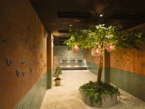 岩盤浴は森林浴をイメージした「森の岩盤浴」
（Ark Land Spa）