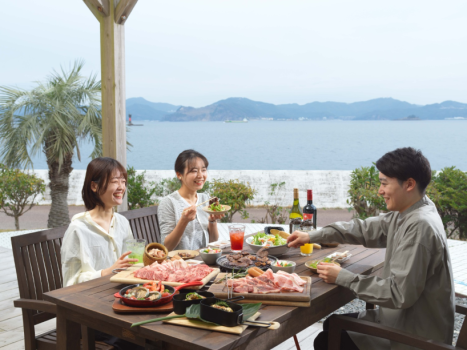 海辺のオープンデッキで快適BBQ！