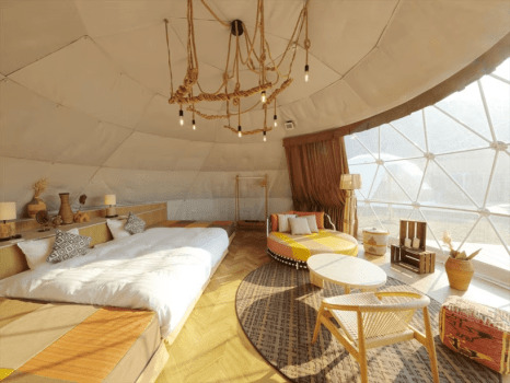 GRAX yard／化粧室、洗面台、BBQが楽しめるダイニングスペースあり。快適なグランピングをお楽しみください