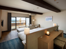 ハリウッドツイン（54㎡）
全室ツインタイプのお部屋で、穏やかな時間を。
海を望む広々とした奥行3.5mのバルコニーには、
全室ハンモック設置。
爽やかな潮風の香りと波の音を間近に楽しめます。
（全部屋バス・トイレ別）